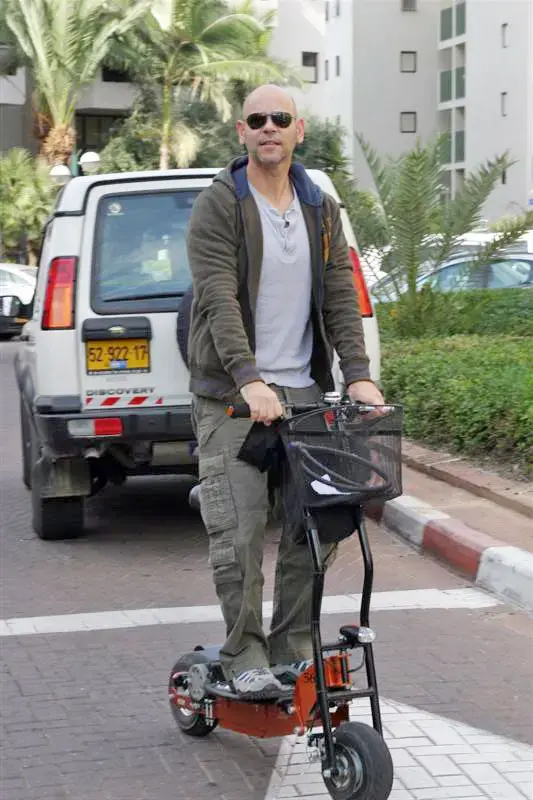 פפראצי רמי קלינשטיין על קורקינט חשמלי (בוצ'צ'ו) פפראצי רמי קלינשטיין על קורקינט חשמלי (בוצ'צ'ו)