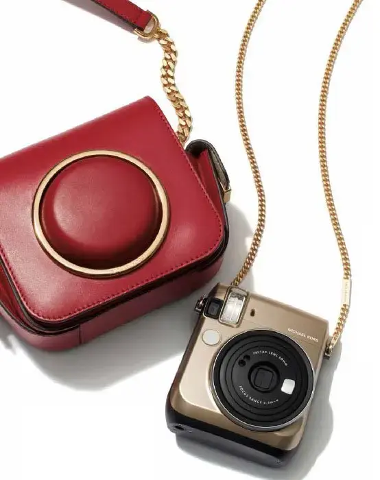 מצלמת השת"פ INSTAX Mini 70 instant film camera של מייקל קורס וחברת פוג'י (599 שקלים) ותיק "סקאוט" של מייקל קורס בהשראת תיקי מצלמה וינטג' (יח"צ)