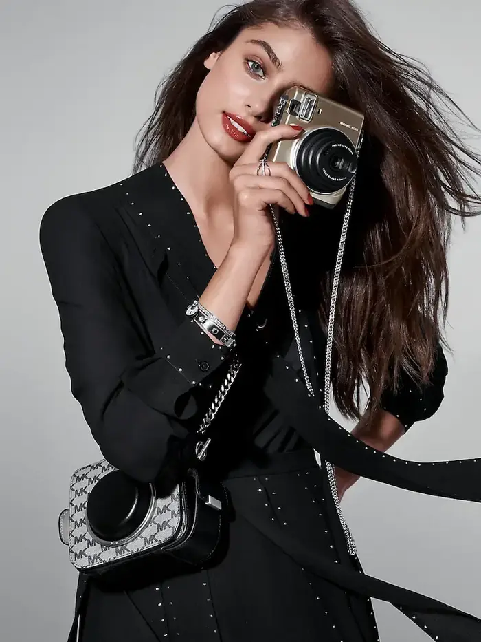 טיילור היל בקמפיין מצלמת השת"פ INSTAX Mini 70 instant film camera של מייקל קורס וחברת פוג'י (יח"צ)