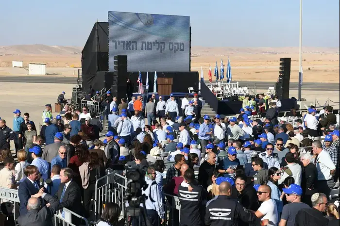 טקס קבלת מטוס האדיר בבסיס נבטים לאחר ההודעה כי המטוס יתעכב באיטליה, 12 בדצמבר 2016 (ראובן קסטרו) טקס קבלת מטוס האדיר בבסיס נבטים לאחר ההודעה כי המטוס יתעכב באיטליה, 12 בדצמבר 2016 (ראובן קסטרו)