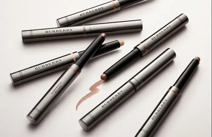 צלליות עט בגוונים זוהרים של ברברי - Burberry EYE COLOUR CONTOUR, מחיר: 26$ בדיוטי פרי ג'יימס ריצ'רדסון (יח"צ)