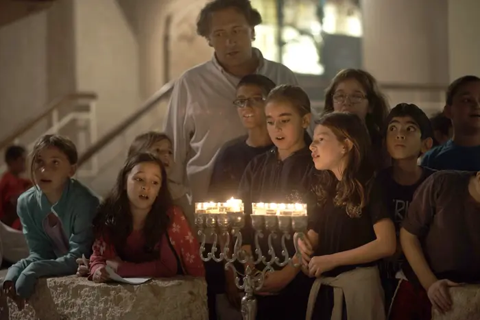 הדלקת נרות חנוכה ברובע היהודי (מערכת וואלה! NEWS , יעל הרמן)