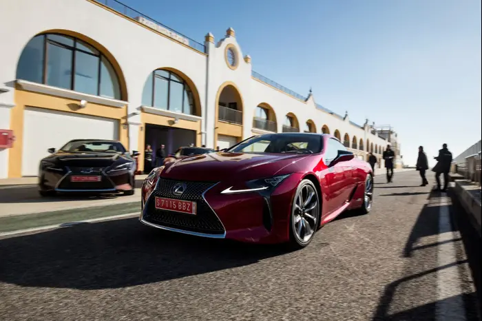 לקסוס LC500 במבחן דרכים (אתר יצרן)