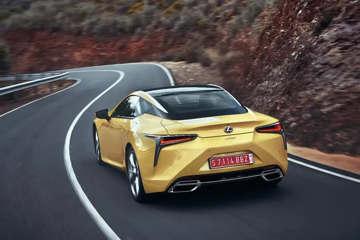 לקסוס LC500 במבחן דרכים (אתר יצרן)