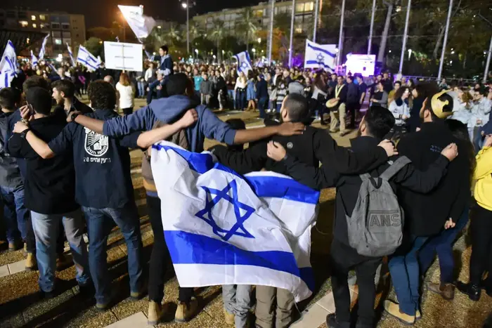 חניכי ופעילי בני עקיבא בעצרת שיזם פצוע מצוק איתן זיו שילון בכיכר רבין, 7 בינואר 2017 (ראובן קסטרו) חניכי ופעילי בני עקיבא בעצרת שיזם פצוע מצוק איתן זיו שילון בכיכר רבין, 7 בינואר 2017 (ראובן קסטרו)