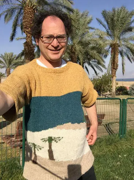 סם ברסקי סורג סוודרים עם מקומות שביקר בהם (אתר רשמי , Artistic Knitting of Sam Barsky, facebook)