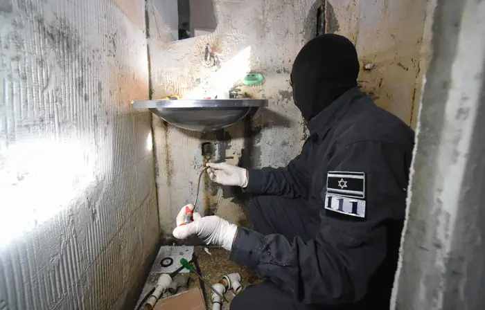 חיפוש שערך כוח מיוחד של שב"ס בתא של אסירים בכלא נפחא, 11 בינואר 2017 (ראובן קסטרו) חיפוש שערך כוח מיוחד של שב"ס בתא של אסירים בכלא נפחא, 11 בינואר 2017 (ראובן קסטרו)