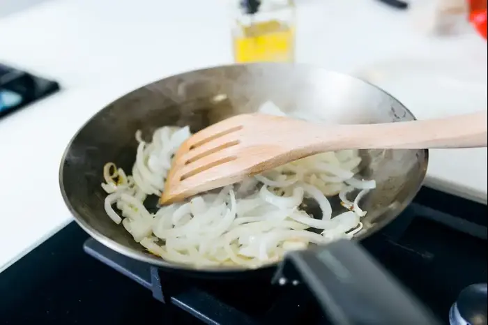 טיגון בצל במחבת (ShutterStock) טיגון בצל במחבת (ShutterStock)