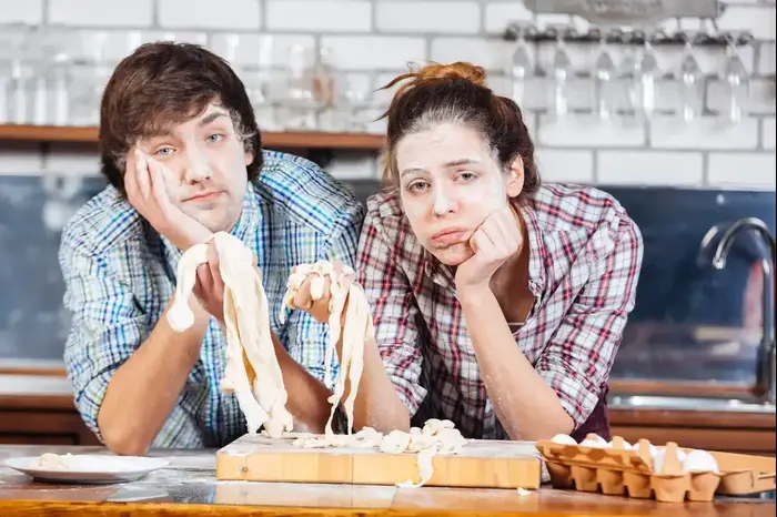 שני אנשים שכשלו בהכנת בצק (ShutterStock) שני אנשים שכשלו בהכנת בצק (ShutterStock)