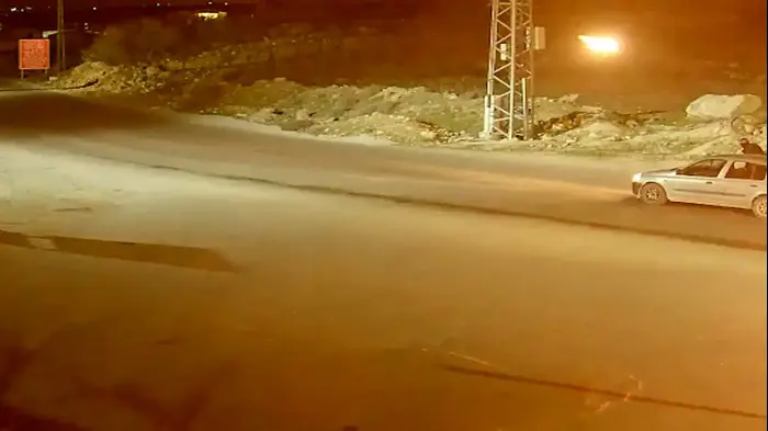 תיעוד: כוחות צה"ל ומשטרה עצרו 3 פלסטינים מבית פג'אר החשודים בזריקת בקת"בים על רכב (דובר צה"ל) תיעוד: כוחות צה"ל ומשטרה עצרו 3 פלסטינים מבית פג'אר החשודים בזריקת בקת"בים על רכב (דובר צה"ל)