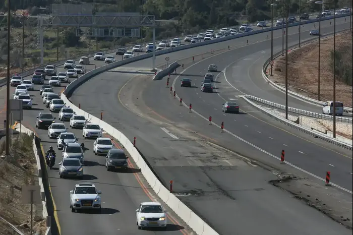 שיירה של התנועה האיסלאמית במחאה על הריסת הבתים באום אל חיראן ובקלנסווה, כביש 1, מחלף שער הגיא. ינואר 2017 (מערכת וואלה! NEWS , הלל מאיר/ TPS) שיירה של התנועה האיסלאמית במחאה על הריסת הבתים באום אל חיראן ובקלנסווה, כביש 1, מחלף שער הגיא. ינואר 2017 (מערכת וואלה! NEWS , הלל מאיר/ TPS)