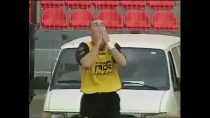 איציק זוהר במדי בית"ר ירושלים 2002 (צילום מסך) איציק זוהר במדי בית"ר ירושלים 2002 (צילום מסך)