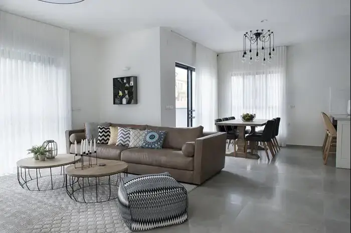 סלון בדירה בהוד השרון (בנין ודיור , אורית אלפסי)