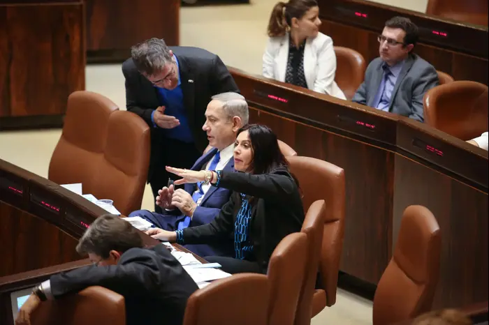 השרה מירי רגב וראש הממשלה בנימין נתניהו , הכנסת 25 בינואר 2017 (נועם מושקוביץ) השרה מירי רגב וראש הממשלה בנימין נתניהו , הכנסת 25 בינואר 2017 (נועם מושקוביץ)