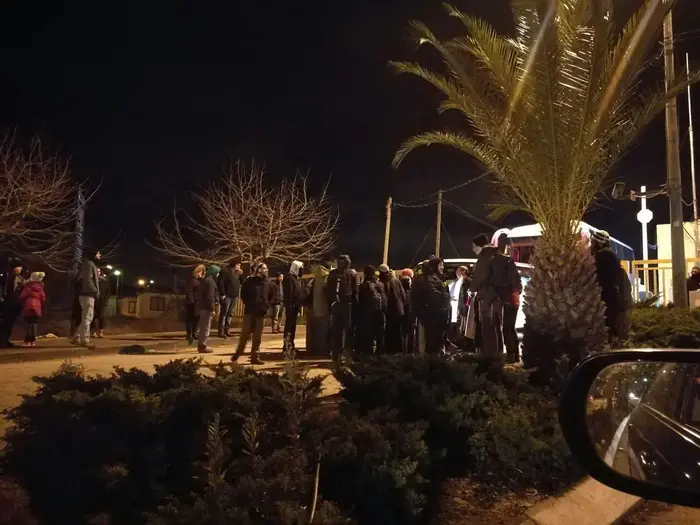 מפגינים חוסמים רכבי משטרה בכניסה לעופרה, 1 בפברואר 2017 (מערכת וואלה! NEWS) מפגינים חוסמים רכבי משטרה בכניסה לעופרה, 1 בפברואר 2017 (מערכת וואלה! NEWS)