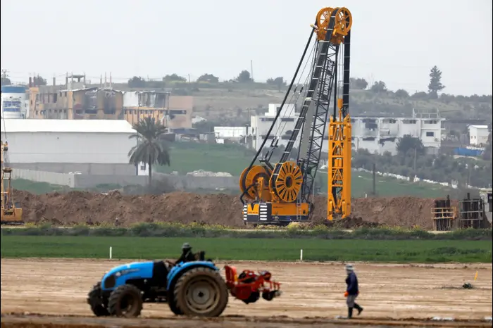 עבודות הנדסיות של צה"ל בגבול רצועת עזה, סמוך לכפר עזה, 28 בפברואר 2017 (רויטרס) עבודות הנדסיות של צה"ל בגבול רצועת עזה, סמוך לכפר עזה, 28 בפברואר 2017 (רויטרס)