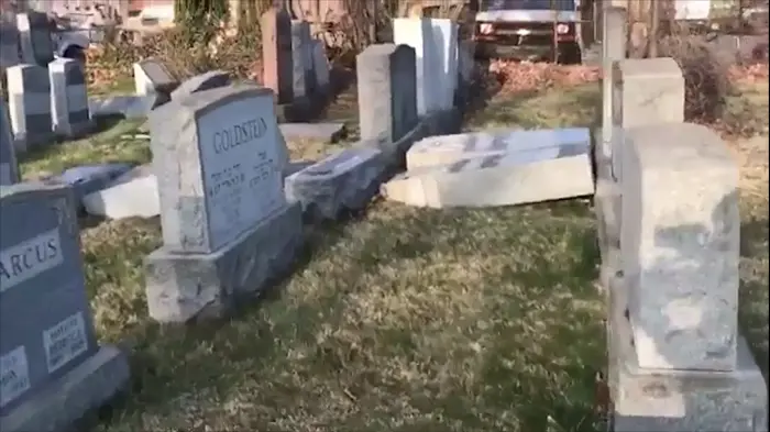 כמה מצבות בבית העלמין היהודי "וושינגטון" הושחתו, משטרת ניו יורק פתחה בחקירה (מערכת וואלה! NEWS) כמה מצבות בבית העלמין היהודי "וושינגטון" הושחתו, משטרת ניו יורק פתחה בחקירה (מערכת וואלה! NEWS)