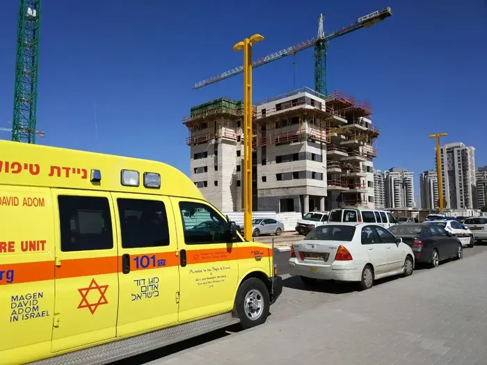 אתר הבנייה בו קורה נפל על פועל, גני תקווה. 6 במרץ 2017 (מד"א) אתר הבנייה בו קורה נפל על פועל, גני תקווה. 6 במרץ 2017 (מד"א)