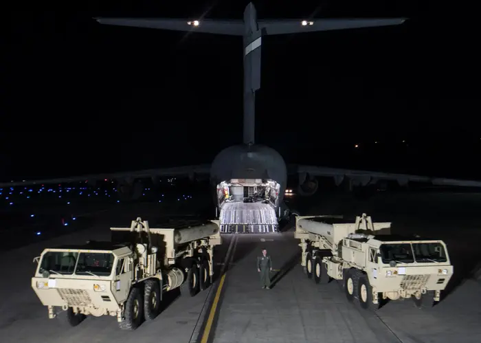 מערכת הגנה מפני טילים THAAD של ארצות הברית מגיעים לבסיס חיל האוויר אוסאן בפיונגטאק, קוריאה הדרומית, 7 במרץ 2017 (רויטרס) מערכת הגנה מפני טילים THAAD של ארצות הברית מגיעים לבסיס חיל האוויר אוסאן בפיונגטאק, קוריאה הדרומית, 7 במרץ 2017 (רויטרס)