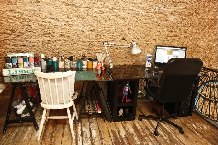 שולחנות עבודה מתפקדים כעמדת מחשב ופינת יצירה (מגד גוזני)