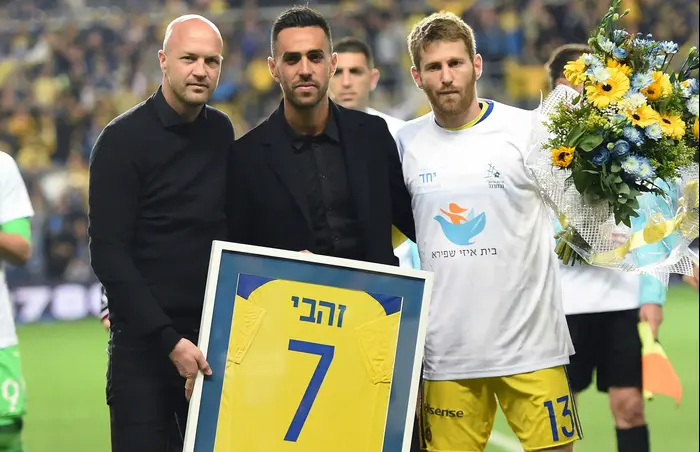שחקן מכבי תל אביב שרן ייני, ג'ורדי קרויף, ערן זהבי (ברני ארדוב)