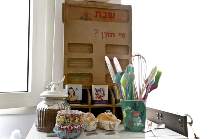 לוח תורנות ישן מגן ילדים, אומץ והוצב במטבח (מגד גוזני , מגד גוזני)