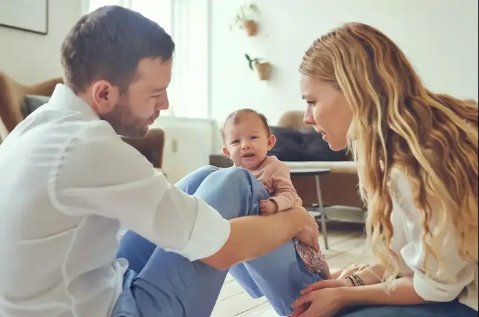 הורים צעירים מביטים בדאגה על התינוק שלהם (ShutterStock) הורים צעירים מביטים בדאגה על התינוק שלהם (ShutterStock)