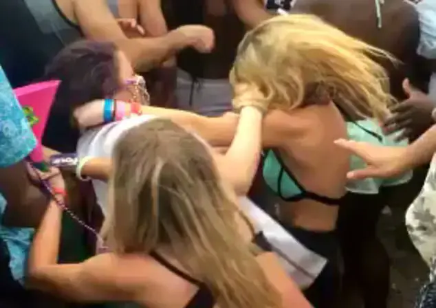 צעירות בביקיני בקרב אכזרי על החוף (צילום מסך) צעירות בביקיני בקרב אכזרי על החוף (צילום מסך)