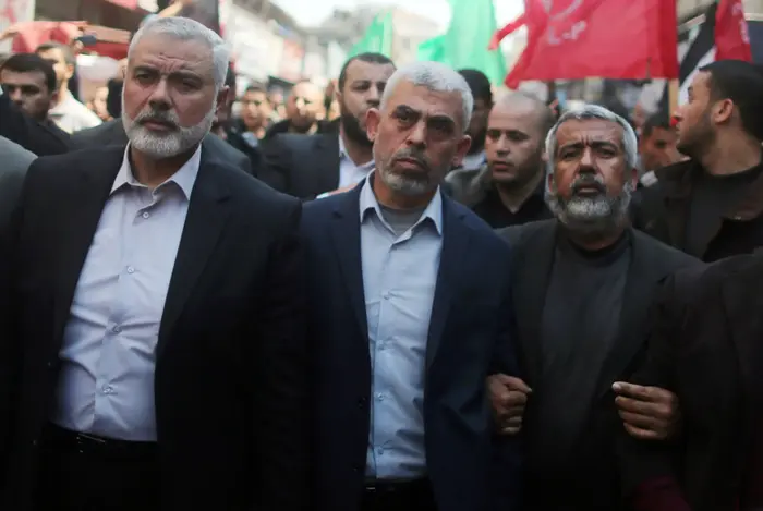 נושא: יחיא סינוואר ואיסמעיל הניה בהלוויית בכיר חמאס מאזן פוקהא ברצועת עזה, מרץ 2017 (רויטרס)