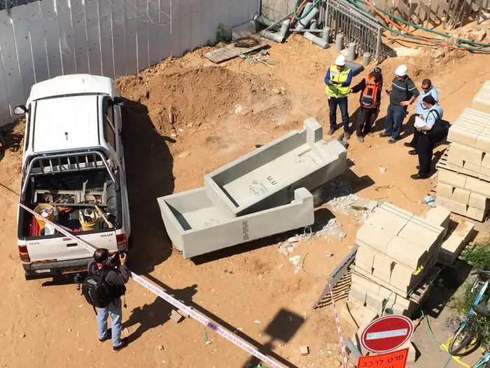 קיר הבטון בסמוך לבסיס הקריה שנפל על פועל והרג אותו, 26 במרץ 2017 (מאצ'י הוף ) קיר הבטון בסמוך לבסיס הקריה שנפל על פועל והרג אותו, 26 במרץ 2017 (מאצ'י הוף )