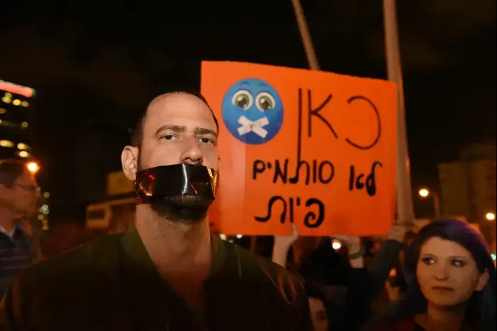 הפגנת מחאה נגד מתווה התאגיד מול קריית הממשלה בתל אביב, 1 באפריל 2017 (ראובן קסטרו) הפגנת מחאה נגד מתווה התאגיד מול קריית הממשלה בתל אביב, 1 באפריל 2017 (ראובן קסטרו)