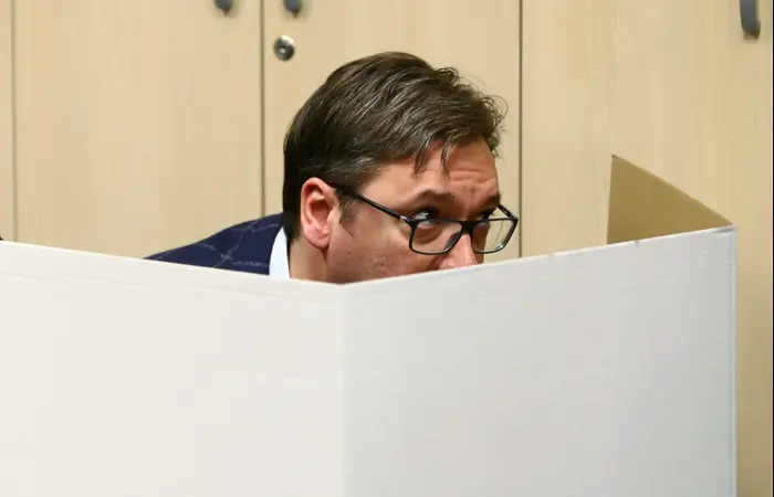 ראש ממשלת סרביה אלכסנדר ווצ'יץ' מצביע בבחירות לנשיאות בקלפי בבלגרד, 2 באפריל 2017 (רויטרס) ראש ממשלת סרביה אלכסנדר ווצ'יץ' מצביע בבחירות לנשיאות בקלפי בבלגרד, 2 באפריל 2017 (רויטרס)