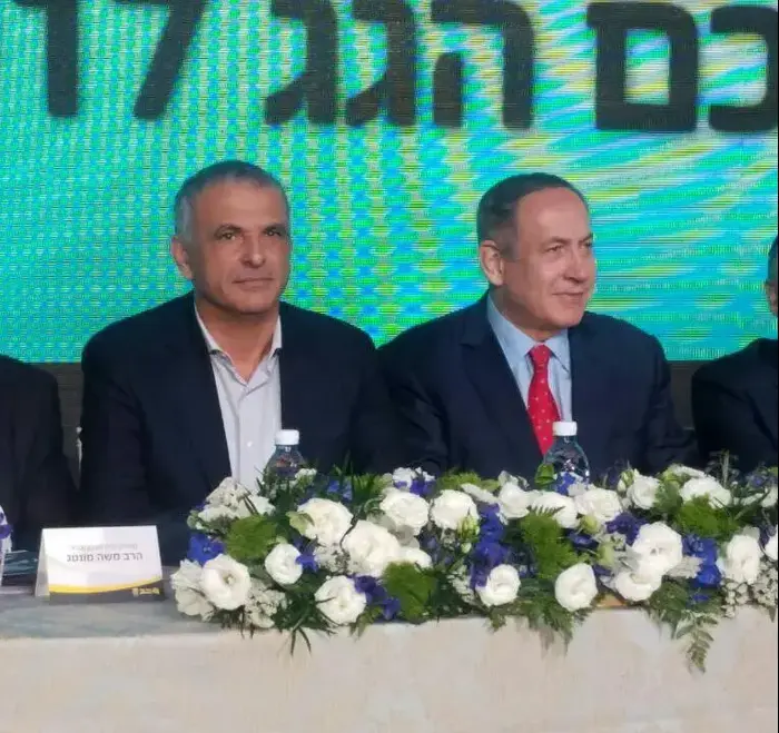 ראש הממשלה בנימין נתניהו ושר האוצר משה כחלון באירוע חתימת הסכם גג בבית שמש. 3 באפריל 2017 (מערכת וואלה! NEWS , טל שלו, באמצעות סמארטפון של וואווי Huawei) ראש הממשלה בנימין נתניהו ושר האוצר משה כחלון באירוע חתימת הסכם גג בבית שמש. 3 באפריל 2017 (מערכת וואלה! NEWS , טל שלו, באמצעות סמארטפון של וואווי Huawei)