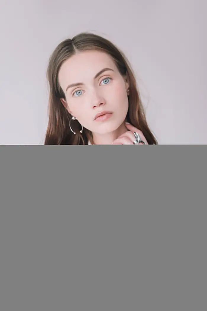 חולצה לבנה של Hannah (יח"צ , רותם לבל)