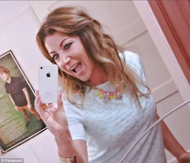 מורה הושעתה מבית הספר בעקבות פרסום תמונה "פרובוקטיבית" בפייסבוק (צילום מסך , פייסבוק)