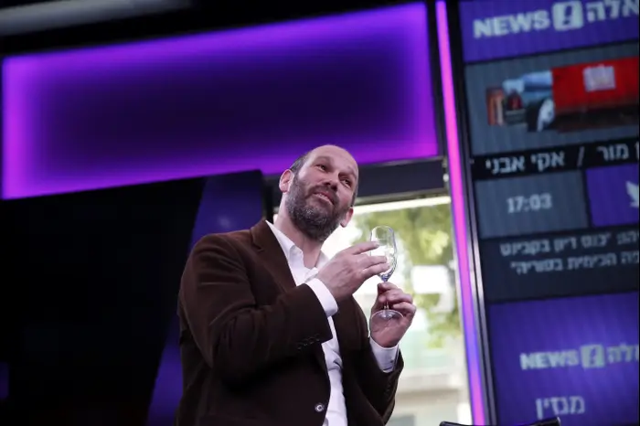 יונתן רזאל באולפן וואלה שר את השיר הללויה (מגד גוזני) יונתן רזאל באולפן וואלה שר את השיר הללויה (מגד גוזני)