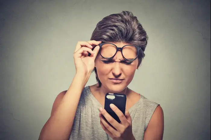 אישה מתקשה לקרוא (ShutterStock) אישה מתקשה לקרוא (ShutterStock)