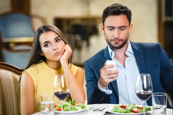 זוג יושב משועמם בארוחה (ShutterStock)
