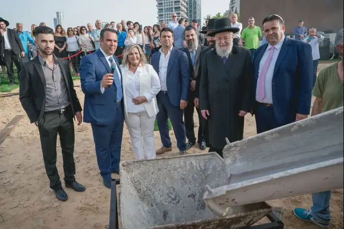 אורן כוזהינוף,הרב לאו,הרב בנימין אמינוב, הרב שאולי, יקי כוזהינוף,נורית כוזהינוף , מוטי ודניאל כוזהינוף (יח"צ)