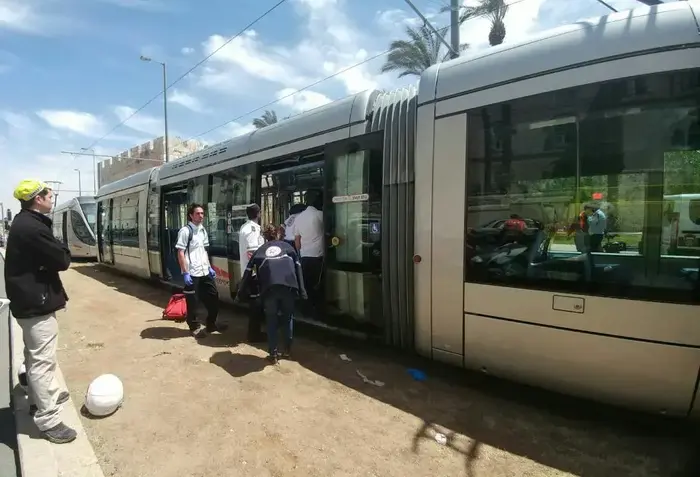זירת פיגוע הדקירה בכיכר צה"ל בירושלים, 14 באפריל 2017 (מד"א) זירת פיגוע הדקירה בכיכר צה"ל בירושלים, 14 באפריל 2017 (מד"א)