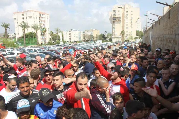אוהדי מ.ס. חיפה רובי שפירא (שלומי גבאי) אוהדי מ.ס. חיפה רובי שפירא (שלומי גבאי)