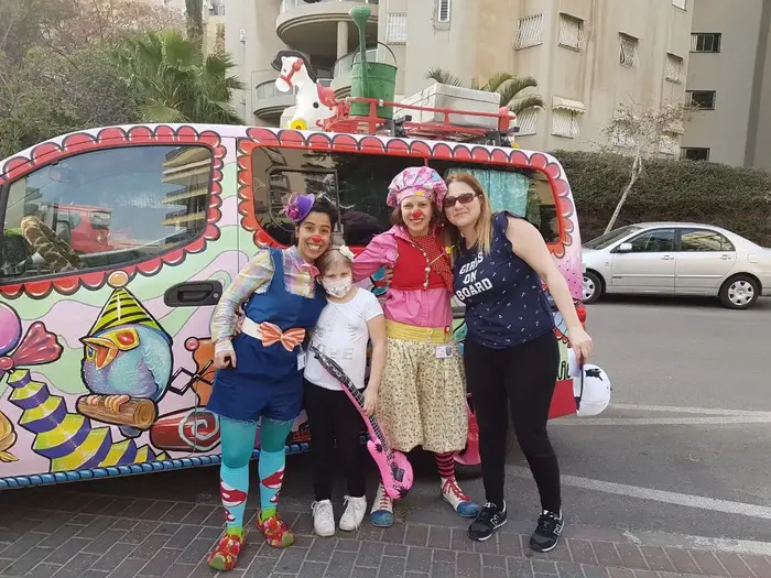 ליצנבולנס אמבולנס של ליצנים רפואיים שמגשימים משאלות לילדים חולים (באדיבות המצולמים) ליצנבולנס אמבולנס של ליצנים רפואיים שמגשימים משאלות לילדים חולים (באדיבות המצולמים)