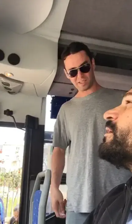 נוסע תקף נהג באוטובוס של חברת "קווים", 16 באפריל 2017 (צילום מסך)