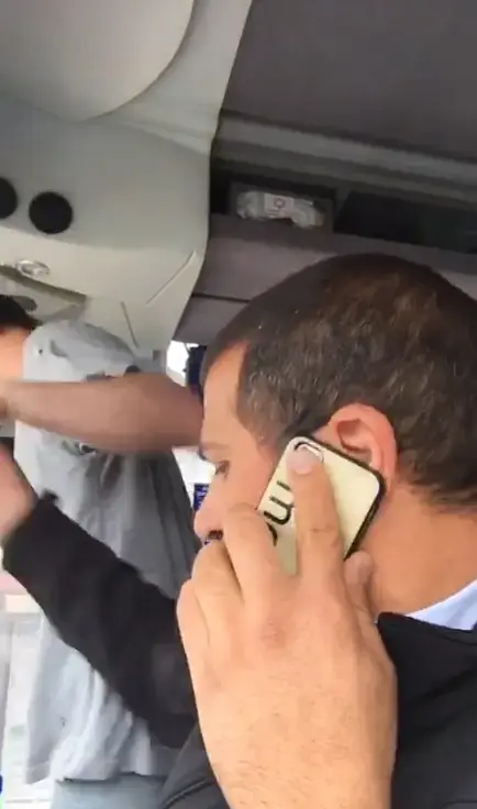נוסע תקף נהג באוטובוס של חברת "קווים", 16 באפריל 2017 (צילום מסך)