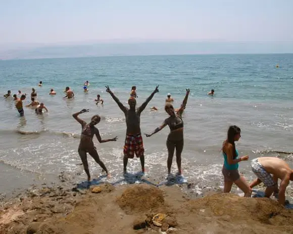 בלוגר הנסיעות ג'וני וורד בים המלח (צילום מסך , onestep4ward.com) בלוגר הנסיעות ג'וני וורד בים המלח (צילום מסך , onestep4ward.com)