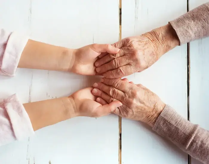 ידיים של סבתא ונכד (ShutterStock) ידיים של סבתא ונכד (ShutterStock)