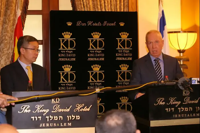 שר הבינוי והשיכון יואב גלנט עם סגן שר הסחר הסיני ג'אנג סינגפו (מערכת וואלה! NEWS , משרד השיכון והבינוי) שר הבינוי והשיכון יואב גלנט עם סגן שר הסחר הסיני ג'אנג סינגפו (מערכת וואלה! NEWS , משרד השיכון והבינוי)