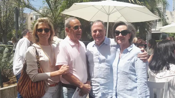 גניס ודני גילרמן שמואל וענת פרנקל (יח"צ , רונית מטיאס) גניס ודני גילרמן שמואל וענת פרנקל (יח"צ , רונית מטיאס)