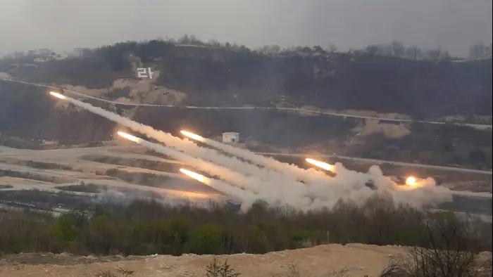 צבא דרום קוריאה משגר רקטות במסגרת תרגיל (AP) צבא דרום קוריאה משגר רקטות במסגרת תרגיל (AP)