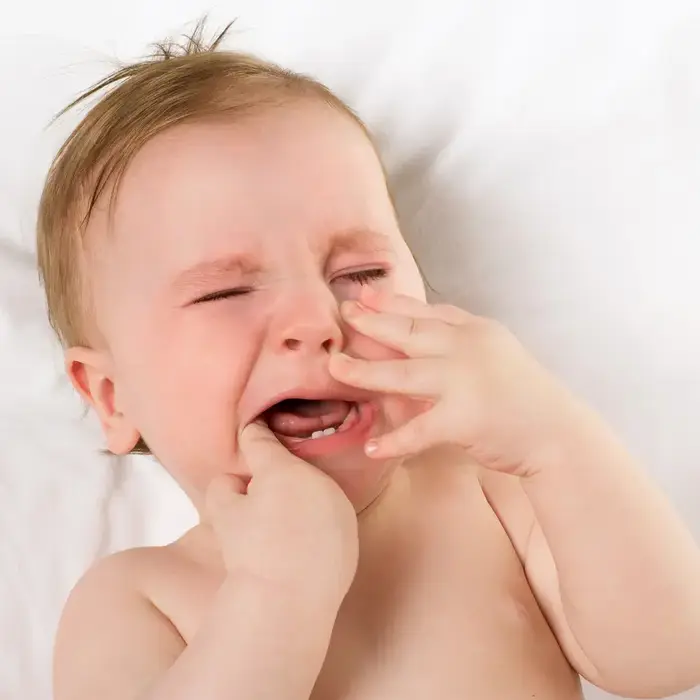 תינוק מוציא שיניים (ShutterStock) תינוק מוציא שיניים (ShutterStock)